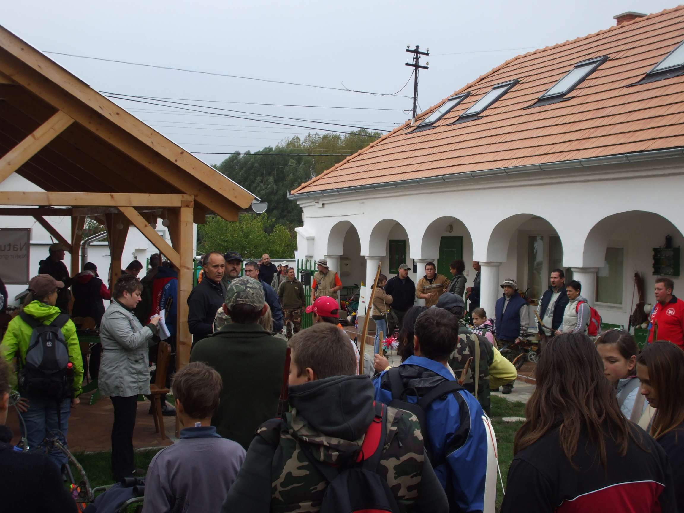 Szarvastúra, a Szarvasház udvarán várakozva (2009)