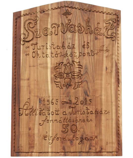 Szarvasház faragott emléktábla Szarvasház faragott emléktábla