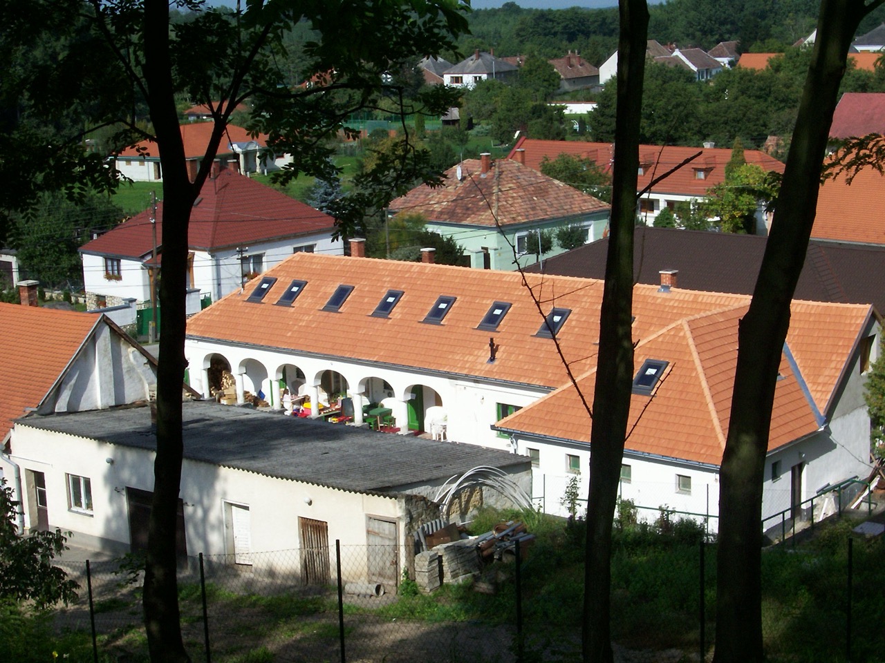 Szarvasház látképe a várösvényről (2007. szeptember)