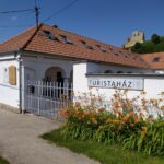 Szarvasház Turistaház, háttérben a vár