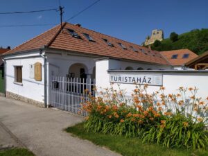 Szarvasház Turistaház, háttérben a vár