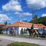 Lovasok a Szarvasház előtt